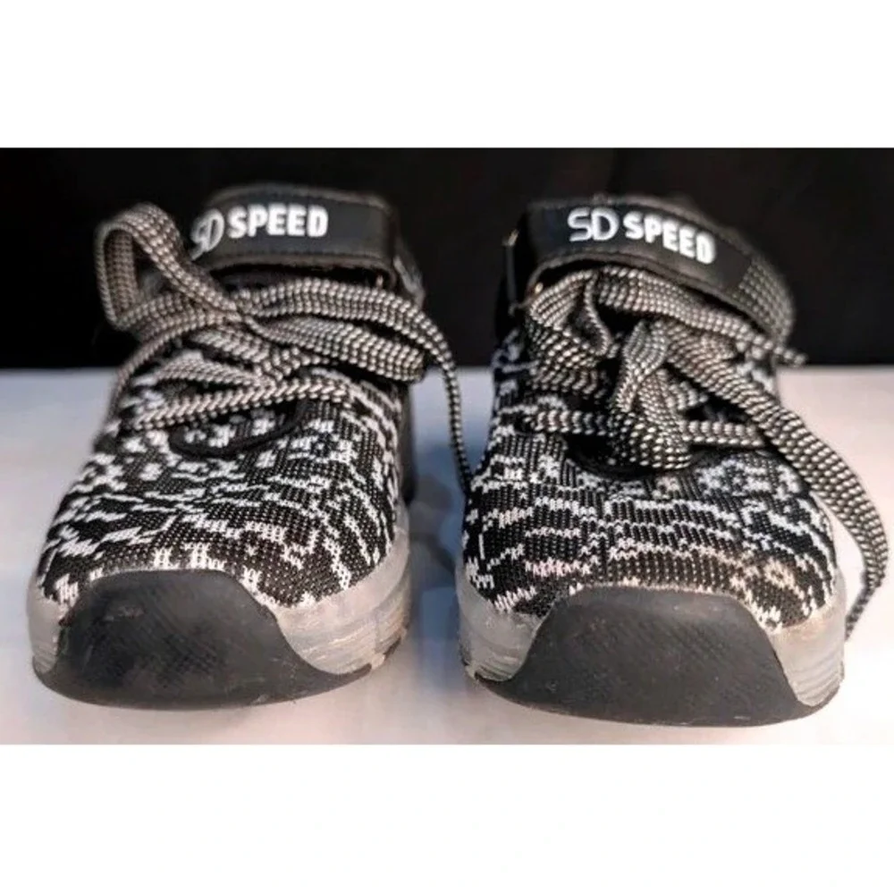 SD SPEED Roller Shoes Kids EU 33 Black White Retractable Wheel Skate Sneakers